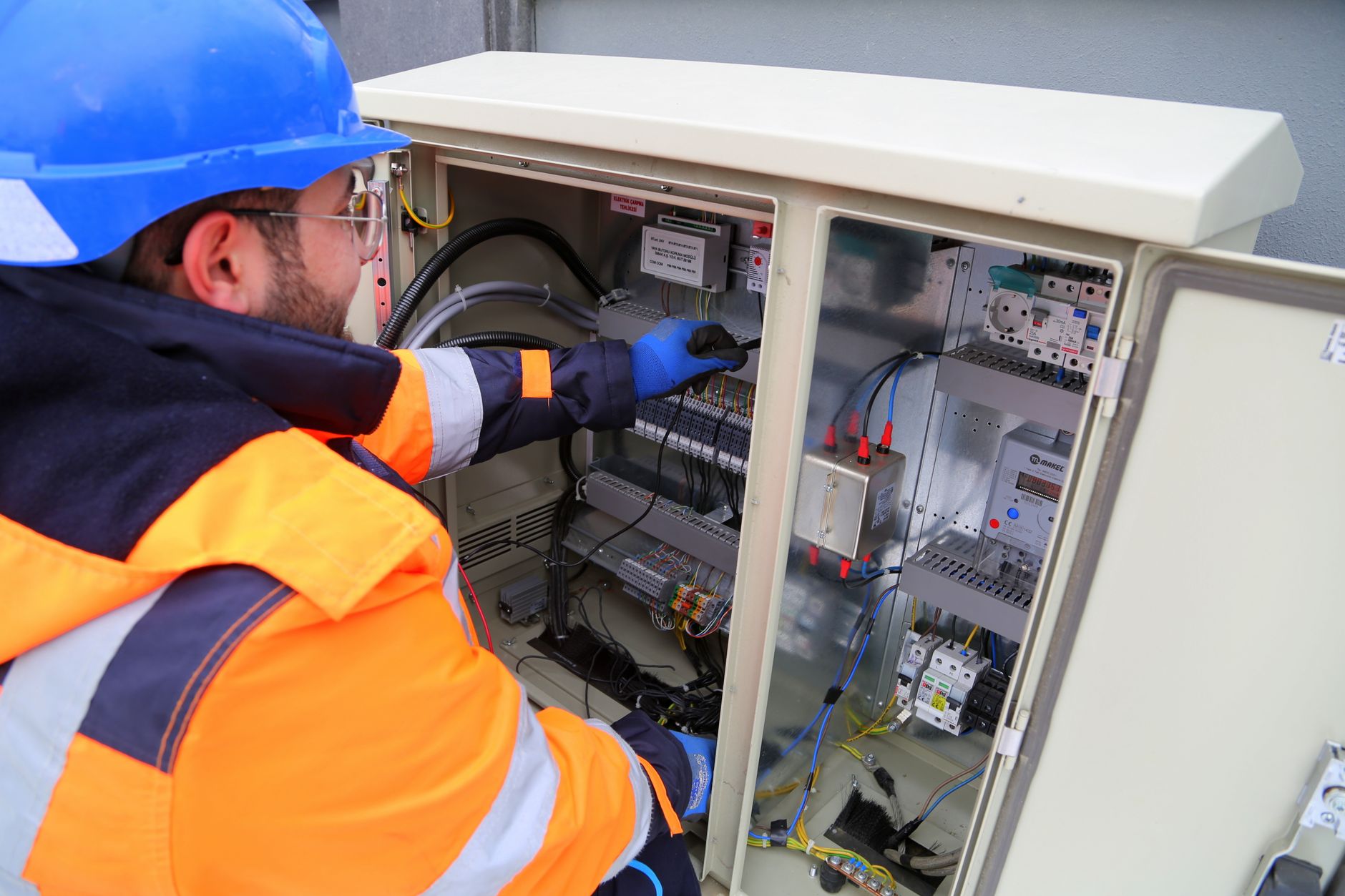 Am nevoie de autorizare ANRE dupa un curs de electrician?